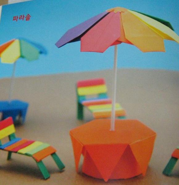 Зонтик и столик из бумаги — поделки оригами для детей. Схема сборки очень мелкая, но подсмотреть можно.  9cd149ea51