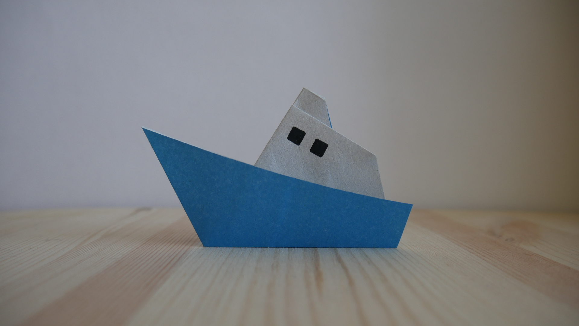 Оригами. Как сделать кораблик из бумаги (видео урок)
