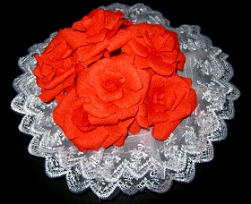 Алые розы - цветы из гофрированной бумаги