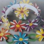 Цветок из двух крестиков, гирлянда, венок - поделки из цветной бумаги для детского сада
