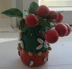 Поделка Вазочка для ягодной композиции из пластилина и фасоли