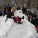 Зимняя идея для детской площадки - горка из снега своими руками